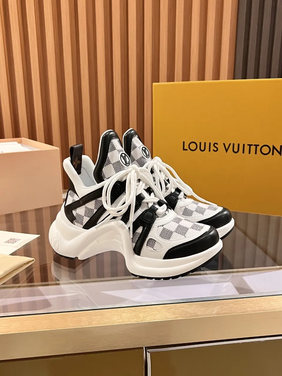 👟👟Ex-factory price 800👟👟 2025 new LV fancy black and white diamond model, high-end and elegant, showing long legs, casual sports dad shoes with heel height of about 5.5cm, 35-41